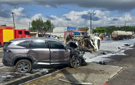 Resultado do acidente entre tr&ecirc;s ve&iacute;culos na BR-101, em Abreu e Lima.