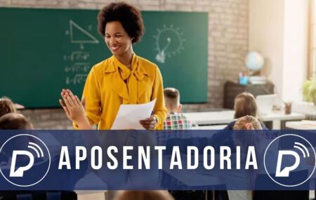 Professora da educa&ccedil;&atilde;o b&aacute;sica em sala de aula.