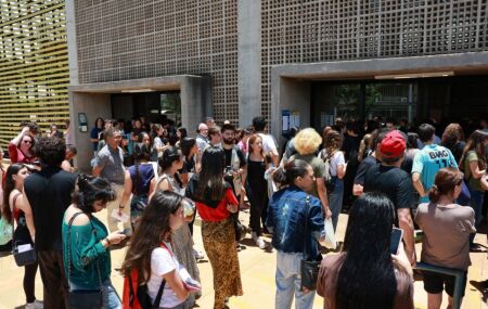 Alunos em frente de universidade.