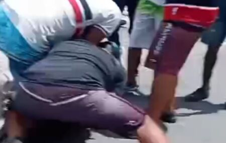 Momento da briga entre torcedores do Sport e Santa antes do Cl&aacute;ssico das Emo&ccedil;&otilde;es, no Recife.