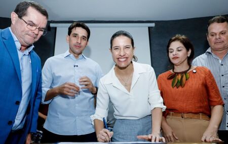 Raquel Lyra ao lado de Silvio Costa Filho assinando contrato de dragagem para o Porto do Recife.