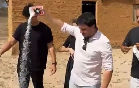 Renan Santos joga sal grosso em frente a casa onde Lula cresceu.