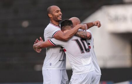 Santa Cruz vence o Jaguar.