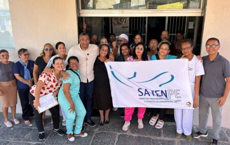 Membros do Satenpe em frente ao Hospital Tricenten&aacute;rio, em Olinda, paralisando atividades por falta de pagamento.