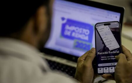 Pessoa mexendo no site da Receita Federal.