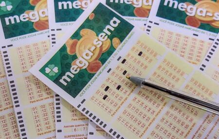 Cartelas da Mega-Sena marcadas para sorteio.