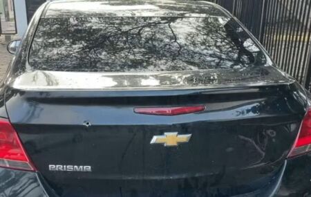 Carro de motorista por aplicativo onde turista sofreu ataque junto da fam&iacute;lia.