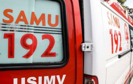 Ambul&acirc;ncia do SAMU.