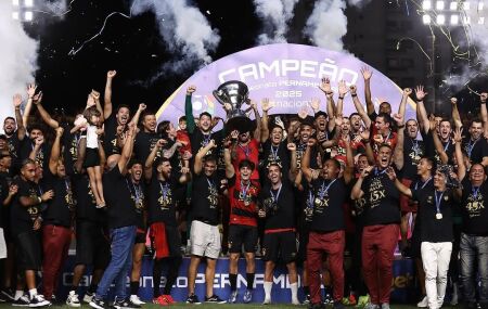 Sport levantando titulo do Campeonato de 2025 