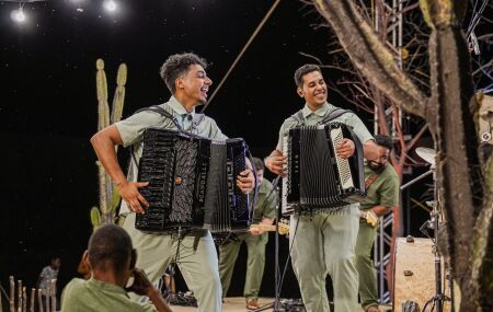 Sarau do Reino &eacute; um duo de acordeonistas formado pelos irm&atilde;os Jonathan e Junior Gomes. 