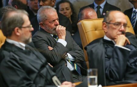 Lula &eacute; fotografado entre Dias Toffoli e Gilmar Mendes na cerim&ocirc;nia de posse da presidente do STF C&aacute;rmen L&uacute;cia