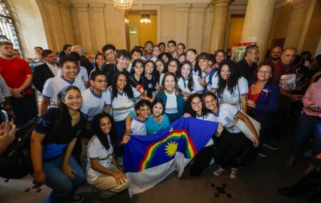 Raquel Lyra com alunos de Pernambuco 