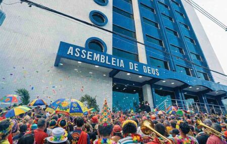 Assembl&eacute;ia de Deus e bloco de Carnaval 