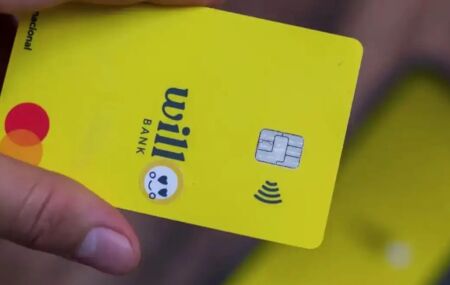 Pessoa com cart&atilde;o do Will Bank, fintech liquidada pelo Banco Central.