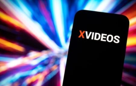Celular com logo do Xvideos.