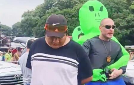 Policiais fantasiados de alien prendem suspeito de furtar celulares no bloco de Ivete Sangalo.