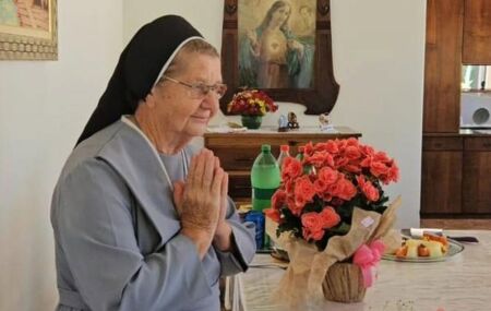 Suspeito preso por assassinar freira de 82 anos relata que ouviu vozes.