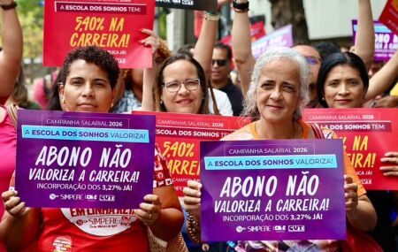 Professores do Recife realizam assembleia na frente da Prefeitura durante negocia&ccedil;&atilde;o salarial.