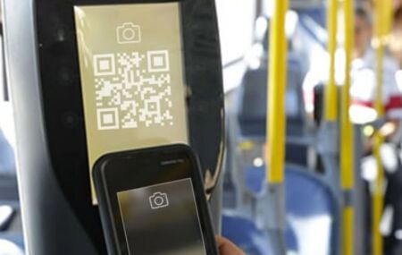 Ilustra&ccedil;&atilde;o de pagamento por pix em &ocirc;nibus.