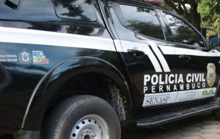Viatura da Pol&iacute;cia Civil de Pernambuco no p&aacute;tio do DHPP, no Recife.