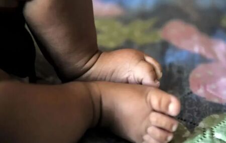 Imagem ilustrativa de p&eacute;s de beb&ecirc;.