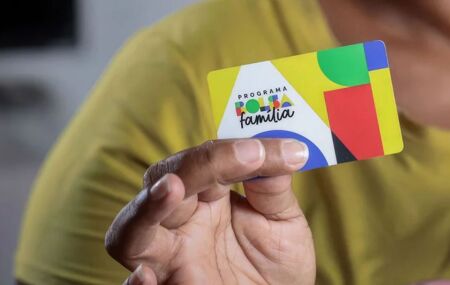 Pessoa segurando cart&atilde;o do Bolsa Fam&iacute;lia.