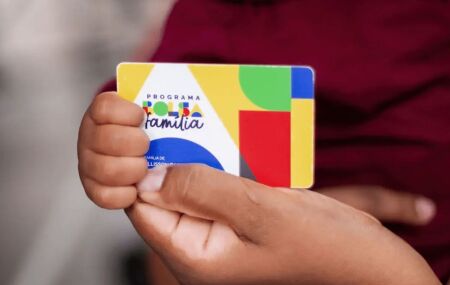 Pessoa com cart&atilde;o do Bolsa Fam&iacute;lia.