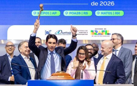 Ministro Silvio Costa Filho durante leil&otilde;es de tr&ecirc;s terminais portu&aacute;rios.