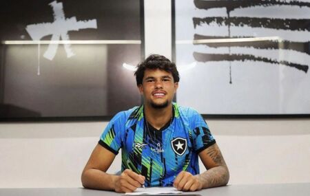 Bruninho Samudio assina com o Botafogo e sonha em Sele&ccedil;&atilde;o Brasileira.