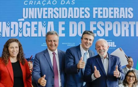 Lula ao lado de ministros em lan&ccedil;amento do projeto Universidade Federal do Esporte.