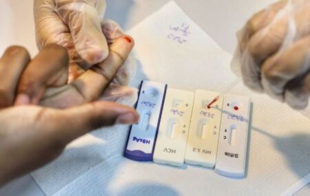 Pessoa fazendo teste de IST.