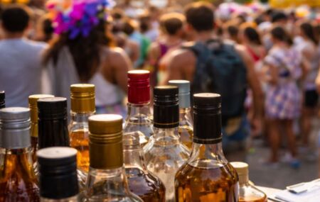 Pessoas no carnaval e bebidas alco&oacute;licas.