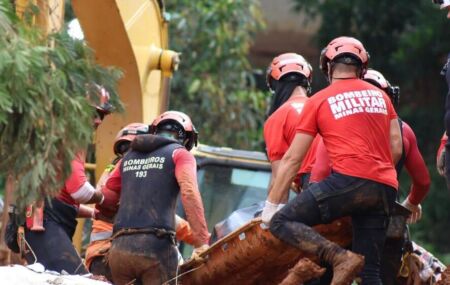 Bombeiros durante resgates em Minas Gerais.