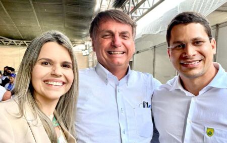 Clarissa e J&uacute;nior T&eacute;rcio ao lado de Jair Bolsonaro.