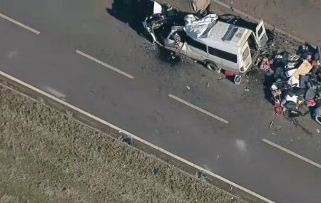 Resultado da colis&atilde;o entre van e caminh&atilde;o.