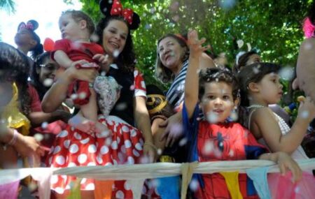 Crian&ccedil;as em bloco de carnaval.