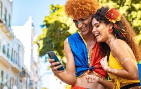 Sem golpes no Carnaval: saiba como proteger seu celular de ataques virtuais nos bloquinhos
