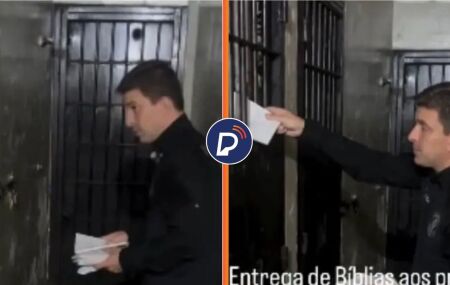 Delegado distribuindo b&iacute;blias para detentos em delegacia