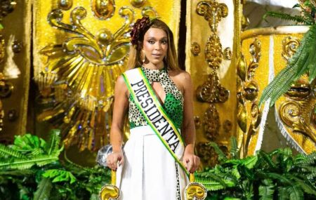 Erika Hilton usa faixa de "presidenta" e homenageia Marielle Franco em desfile de escola de samba