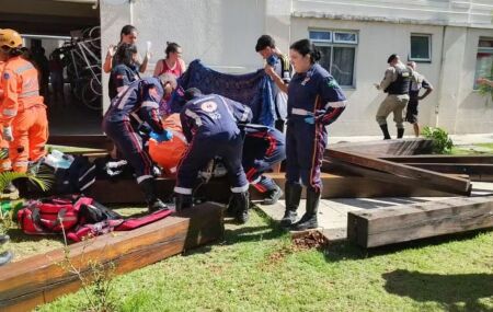 Equipes do Corpo de Bombeiros de Minas Gerais em resgate no playground.