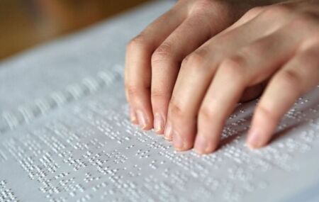 Estudante com defici&ecirc;ncia visual.