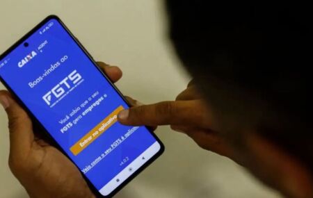 Pessoa mexendo em aplicativo do FGTS.