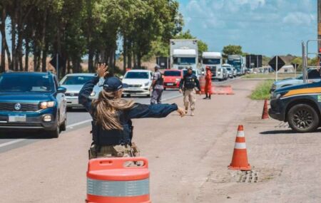 Fiscaliza&ccedil;&atilde;o da PRF em rodovia.