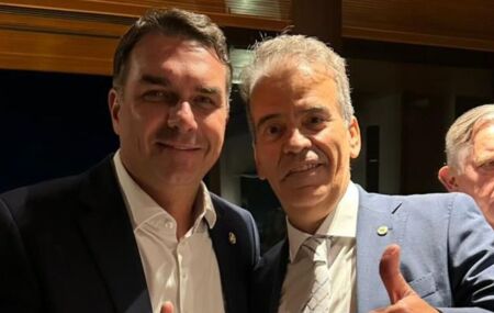 Fl&aacute;vio Bolsonaro e o coronel Alberto Feitosa.