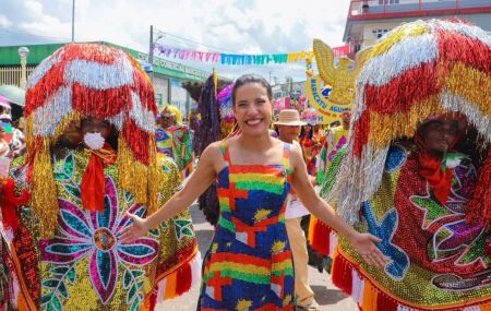 Raquel Lyra prestigia Desfile de Maracatus em Nazar&eacute; da Mata