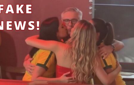 Foto de Carlo Ancelotti dando beijo triplo &eacute; falsa.