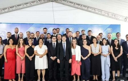 Prefeito Jo&atilde;o Campos ao lado de aliados.