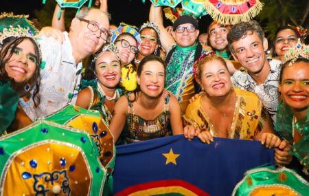 Governadora ao lado de Mano e Andrea Medeiros, prefeito e primeira-dama de Jaboat&atilde;o.