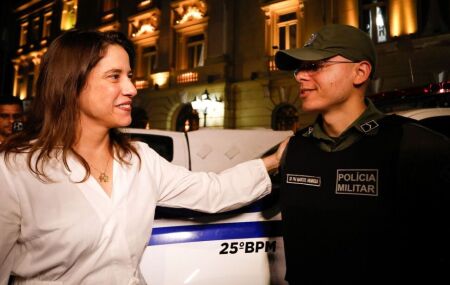 Governadora Raquel Lyra ao lado de policial.
