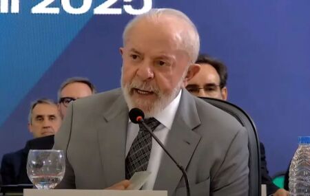 Presidente Lula durante discurso.